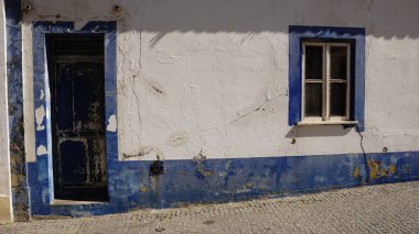 Caddedeki köy evinin ön cephesi