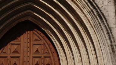 Arkaplan olarak ön cephede taş kemerler