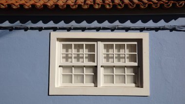 Mavi cephede giyotin penceresi