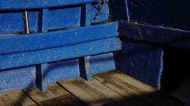 Mavi boyalı ahşap bir balıkçı teknesinin içi.