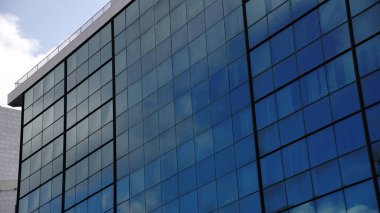 Modern Cam Ofis Binası Yansıyan Gökyüzü