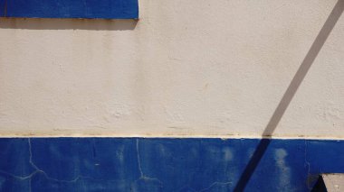 Çapraz Gölgeli Mavi ve Beyaz Duvar