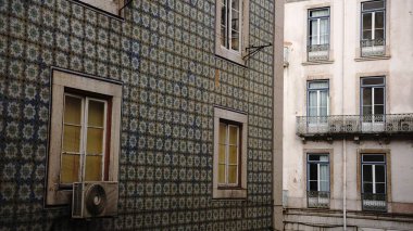 Pencereler ve Balkonlu Geleneksel Döşemeli Bina