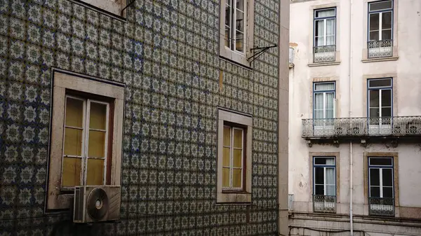 Pencereler ve Balkonlu Geleneksel Döşemeli Bina