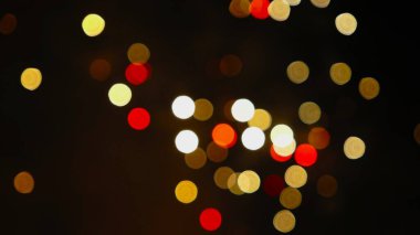 Koyu arkaplanda parlayan bokeh ışıkları