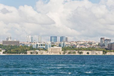 1843 yılındaki neoklasik Dolmabahçe sarayı ile İstanbul Boğazı 'ndan alınan yeni İstanbul şehrinin panoramik görüntüsü - görünür herhangi bir damga kaldırıldı