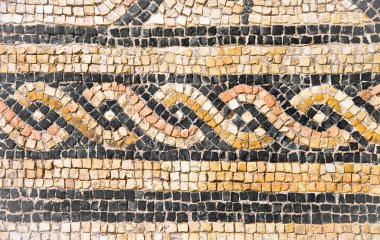 Küçük renkli taş fayanslardan oluşmuş dairesel şekilli antik İtalyan mozaik tabanı