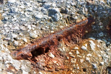 Hasarlı ve paslı metalik takviyeli eski güçlendirilmiş beton yapı