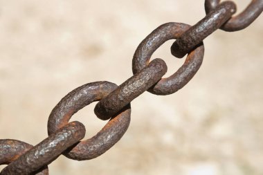 Renkli arkaplanda izole edilmiş eski paslı metal bir zincirin ayrıntıları - kopya alanı olan resim