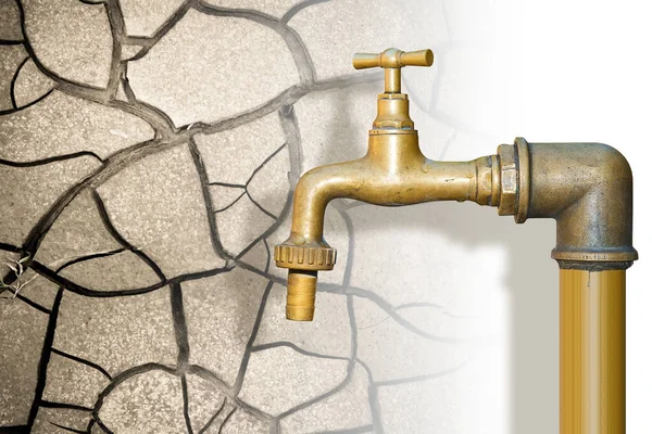 Trinkwasserknappheit Konzept Mit Altem Wasserhahn Aus Messing Vor Rissigem Boden — Stockfoto