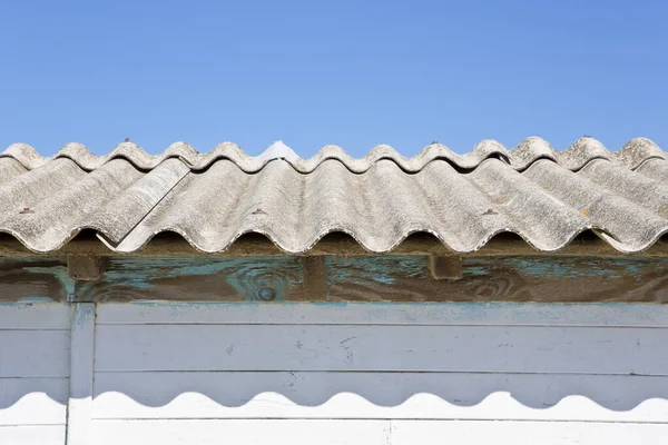 Telhado Perigoso Velho Feito Painéis Amianto Ondulado Dos Materiais Mais — Fotografia de Stock
