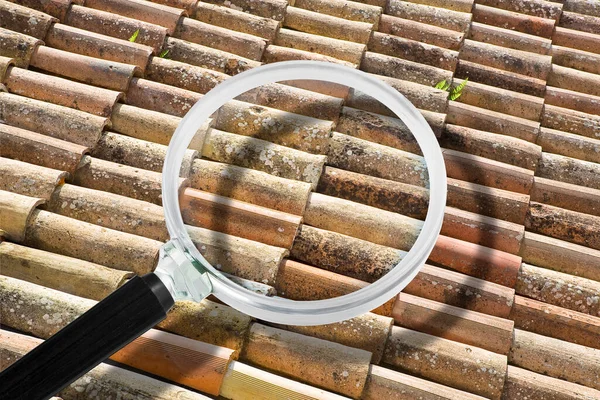 Suche Nach Wassereintritt Auf Altem Dach Konzept Mit Lupe Probleme — Stockfoto