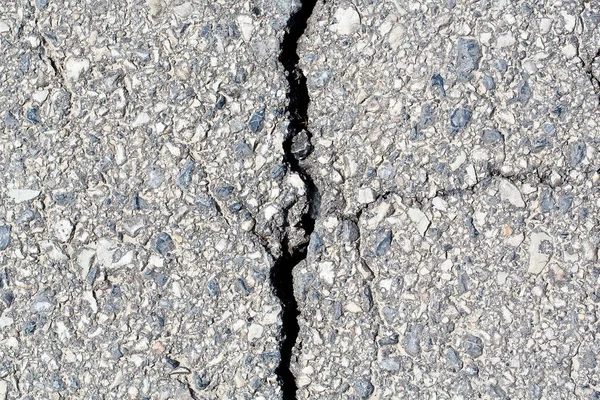 破壊され 損傷したアスファルト道路の詳細 — ストック写真