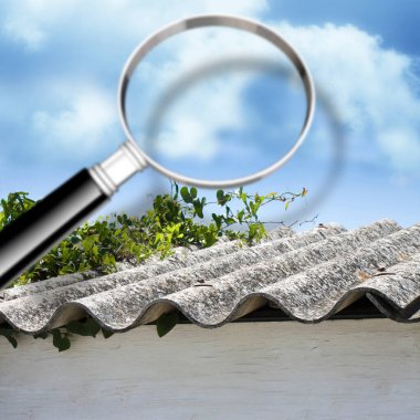 Tehlikeli bir asbest çatı etrafında hava testi ve izleme etkinliği - büyüteç ile konsept görüntü