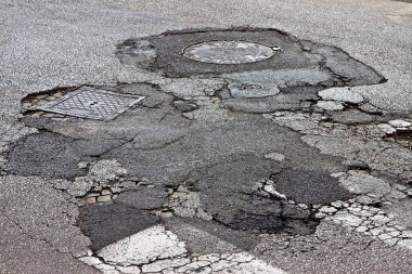 Eski hasarlı, tehlikeli ve kırık asfalt yol geçmişi