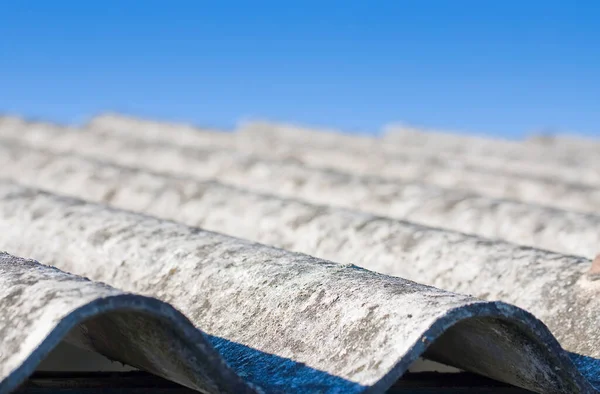 段ボールアスベストスパネルで作られた古い高齢者の危険な屋根 いわゆる隠されたキラーと呼ばれる建物や建設業界で最も危険な材料の1つ — ストック写真