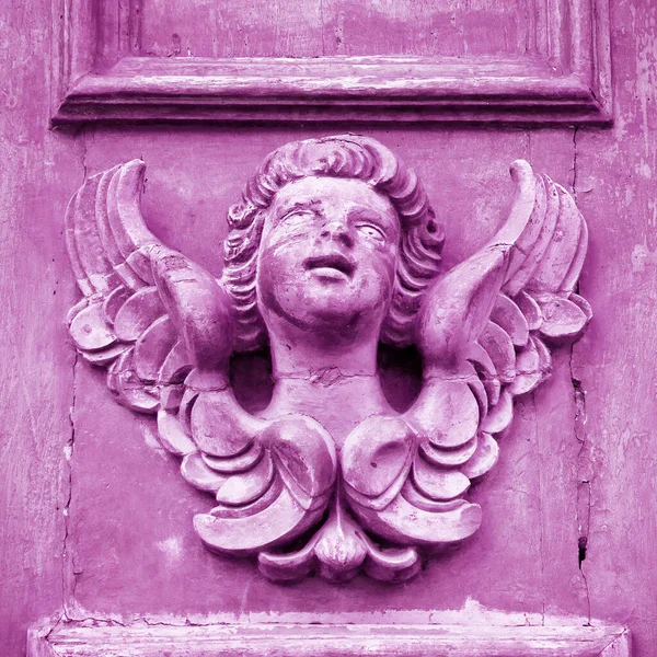 一位古老的木制天使在教堂木门上的雕塑 已有100多年历史了 — 图库照片