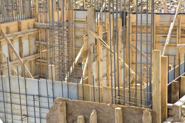 İnşaat alanı güçlendirilmiş beton bina ile