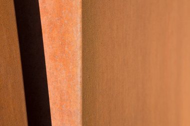 İnşaat sektöründe kullanılan paslı metal plaka ön görünümü - Corten çelik arka plan