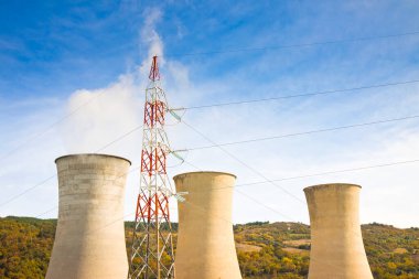 Elektrik direbi ile Toskana tepelerde jeotermal enerji santrali (