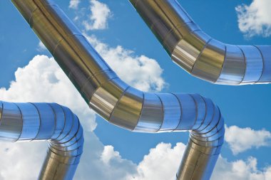 Jeotermal paslanmaz çelik boru yapısı jeotermal enerji santralinin gökyüzü arka planına karşı.