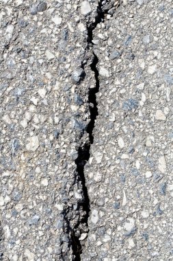 Çatlak, kırık ve hasarlı asfalt yol ayrıntıları