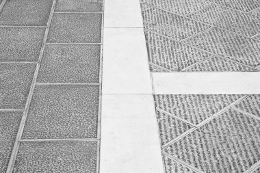 Yaya bölgesindeki yontulmuş gri kumtaşı bloklarından yapılmış yeni kaldırımlar.