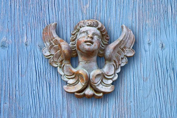 意大利天使在不同背景下的木制雕塑 有100多年的历史 — 图库照片
