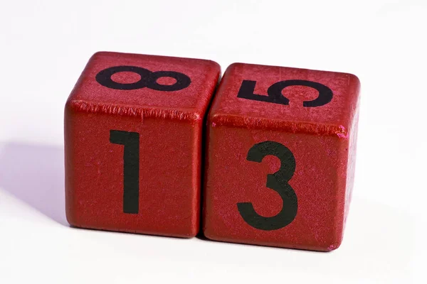 Número Trece Escrito Cubo Madera Rojo Una Fecha Calendario — Foto de Stock