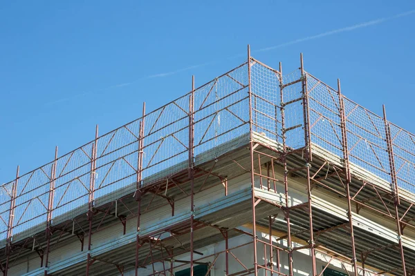 Kovové Lešení Ochrannou Mřížkou Pro Renovaci Střechy Budovy Restaurování Omítkové — Stock fotografie