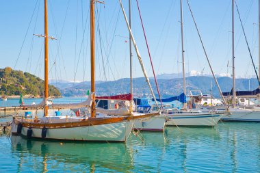 Portovenere limanına demirlemiş yelkenli tekneleri ve arka planda Apuan Apennines - Liguria - İtalya