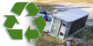 Doğada terk edilmiş karton kutular, plastik poşetler ve ev aletleriyle yasadışı boşaltma - geri dönüşüm ve geri dönüşüm konsepti