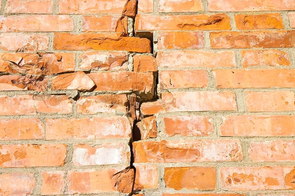 Old Brick Wall Cracked Damaged Due Structural Failure Subsidence Damage — Stockfoto