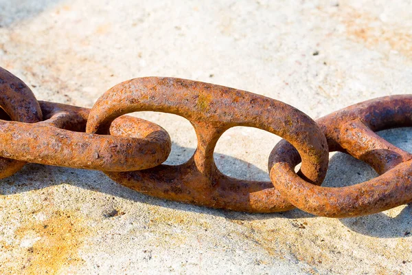 Detail Old Rusty Metal Chain Anchored Concrete Block — Stock Photo, Image