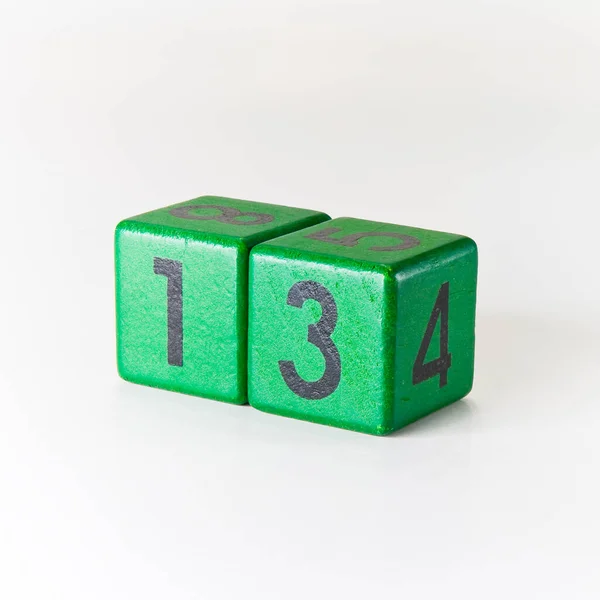 Nummer Dertien Geschreven Een Houten Groene Kubus Witte Achtergrond — Stockfoto