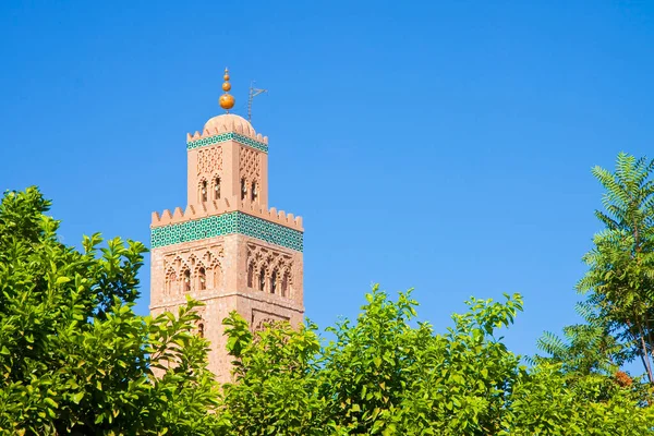 stock image The most important mosque in Marrakech called Kutubiyya or Koutoubia, with the ancient minaret built with bricks according to an elegant and symbolic geometric pattern (Africa - Morocco) - image with copy space