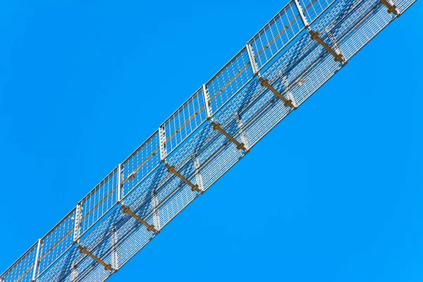 Żelazny Most Zawieszony Niebieskim Tle Obraz Przestrzenią Kopiowania — Zdjęcie stockowe