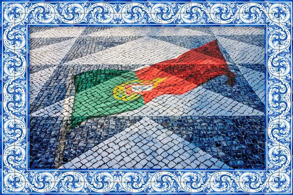 Tipik Portekiz Zemini Bayraklı Mavi Azulejos Küçük Siyah Beyaz Taşlardan — Stok fotoğraf
