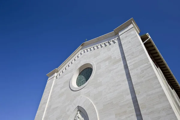 Kostel Čistým Kamenem Proti Modré Obloze — Stock fotografie
