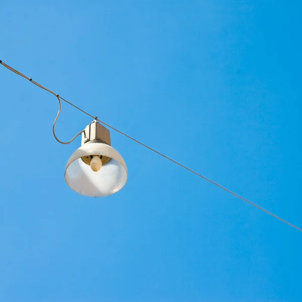 Single Streetlight Hanging Metal Cable Blue Background — Stock Photo, Image