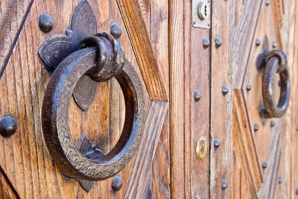 Металлическая Дверца Восстановленной Деревянной Двери Традиционного Жилого Дома — стоковое фото