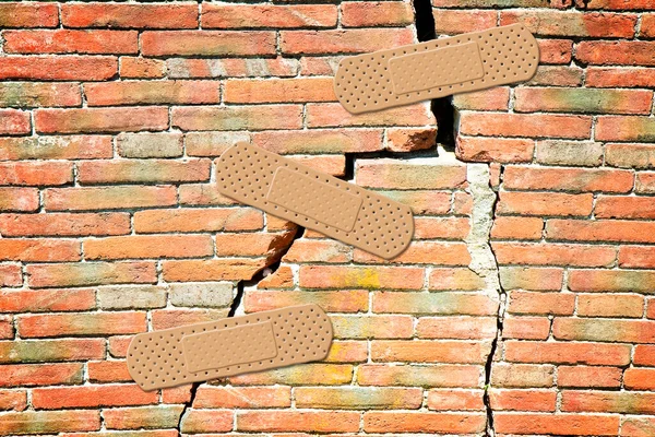 Renovatie Van Een Oude Gebarsten Bakstenen Muur Concept Met Pleister — Stockfoto