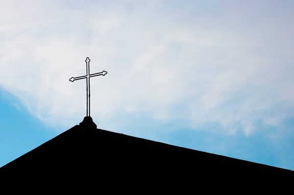 Starý Italský Kostelík Kovovým Křesťanským Křížem Jasném Pozadí Oblohy Tónovaný — Stock fotografie