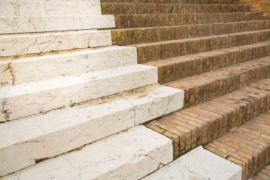 Eski bir İtalyan yontulmuş taş merdiven taşından bloklar ve teras tuğlaları.