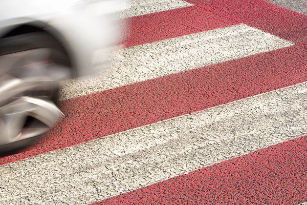 Attraversamento Pedonale Rosso Bianco Con Auto Sullo Sfondo — Foto Stock