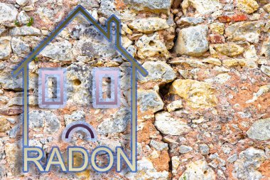 Evlerimizdeki radon gazı tehlikesi - eski çatlak bir taş duvara karşı radon yazısıyla çizilmiş küçük bir evin konsept görüntüsü