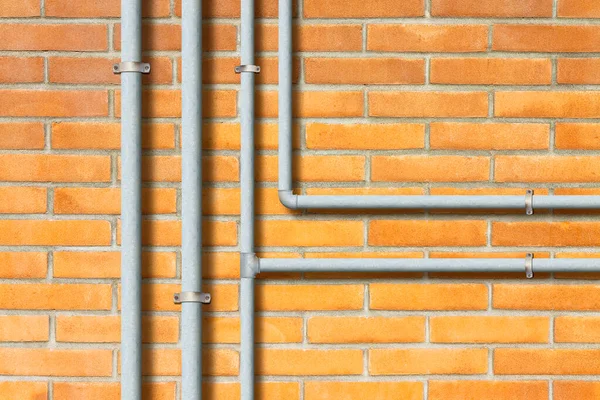 Voda Plyn Pozinkované Kovové Potrubí Před Cihlovou Zdí — Stock fotografie