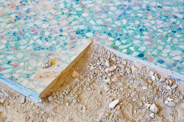Старый Внутренний Пол Цементной Песчаной Плиткой Старым Поврежденным Напольным Покрытием — стоковое фото