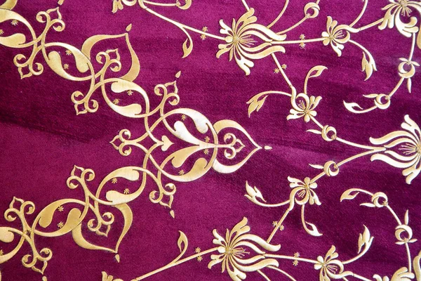 Старовинна Турецька Вишита Тканина Золотими Геометричними Квітковими Прикрасами Пурпуровому Фоні — стокове фото
