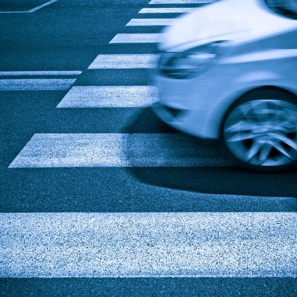 背景に車と黒と白の歩行者の交差点 トーン画像 — ストック写真